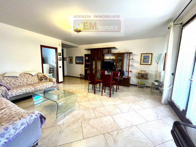 In tranquillo quartiere residenziale caratterizzato da strada chiusa e comodo a tutti i servizi d...