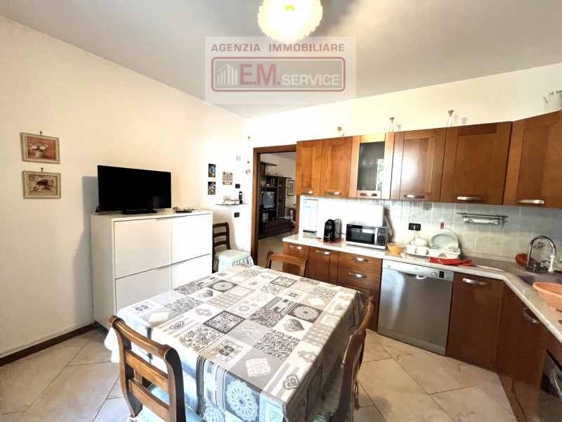In tranquillo quartiere residenziale caratterizzato da strada chiusa e comodo a tutti i servizi d...