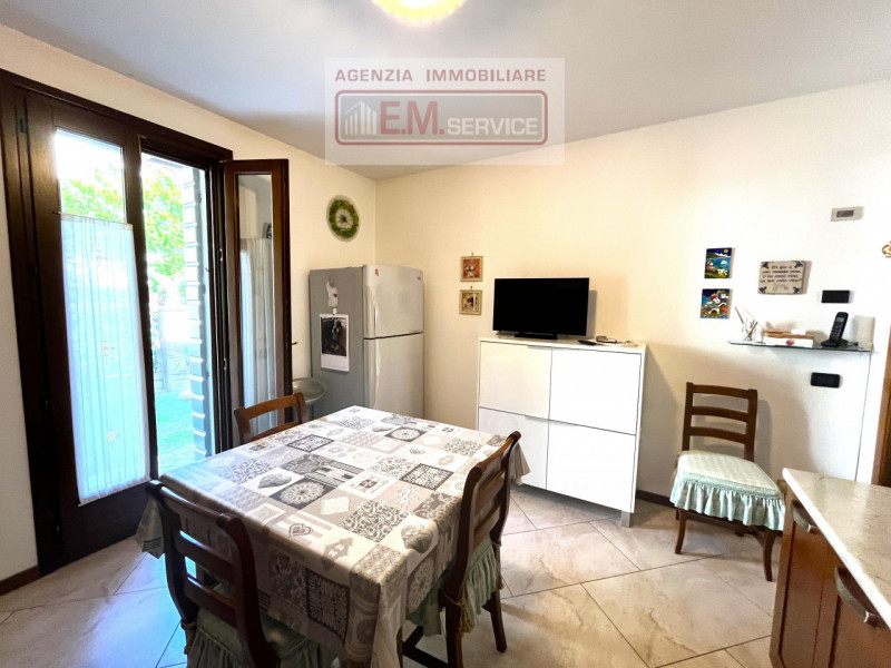 In tranquillo quartiere residenziale caratterizzato da strada chiusa e comodo a tutti i servizi d...
