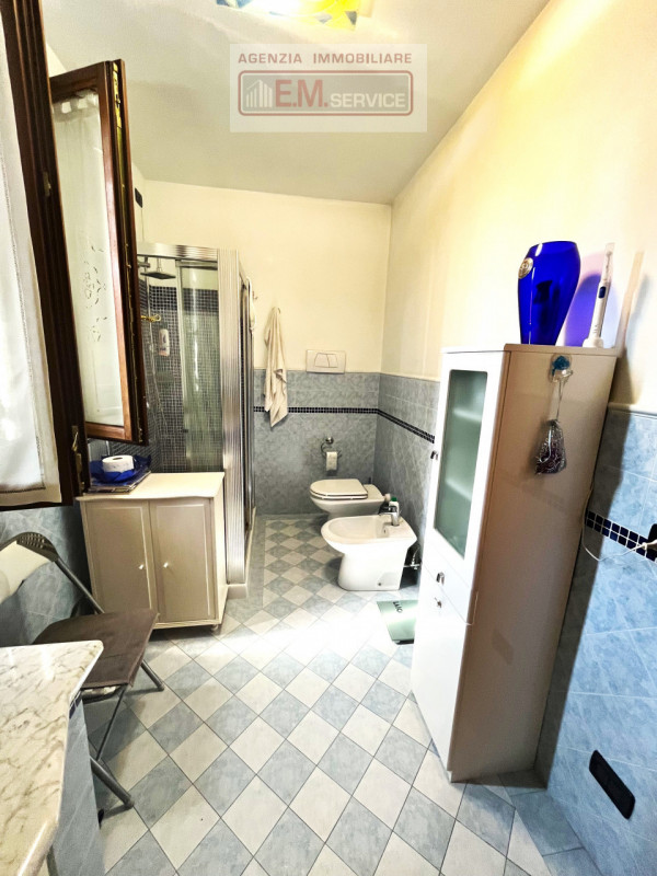 In tranquillo quartiere residenziale caratterizzato da strada chiusa e comodo a tutti i servizi d...