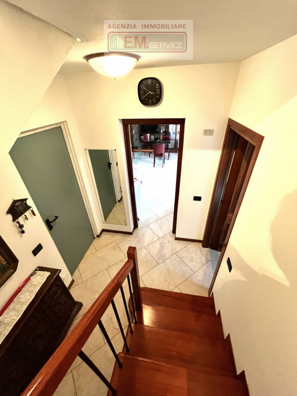 In tranquillo quartiere residenziale caratterizzato da strada chiusa e comodo a tutti i servizi d...
