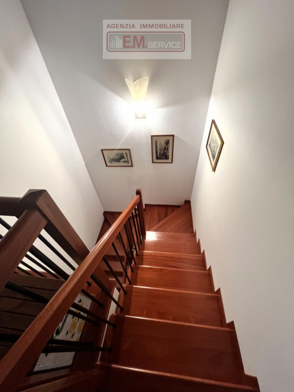 In tranquillo quartiere residenziale caratterizzato da strada chiusa e comodo a tutti i servizi d...