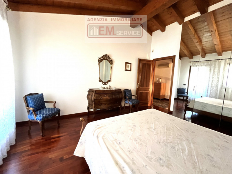 In tranquillo quartiere residenziale caratterizzato da strada chiusa e comodo a tutti i servizi d...
