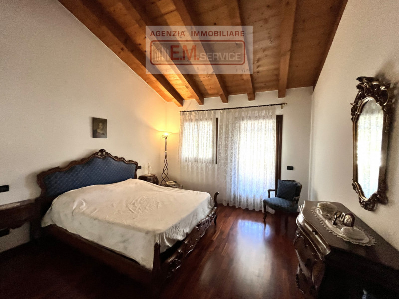 In tranquillo quartiere residenziale caratterizzato da strada chiusa e comodo a tutti i servizi d...
