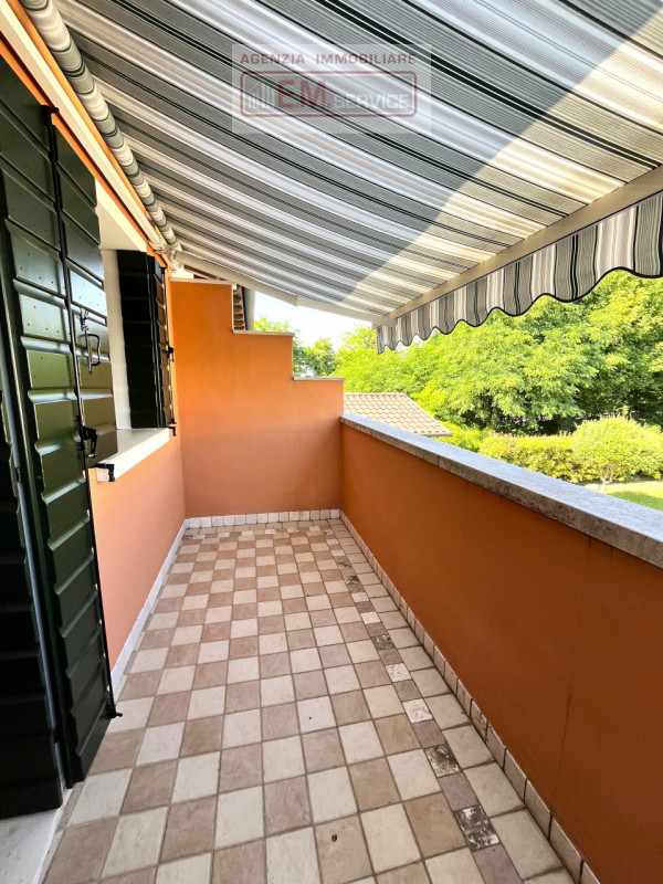 In tranquillo quartiere residenziale caratterizzato da strada chiusa e comodo a tutti i servizi d...