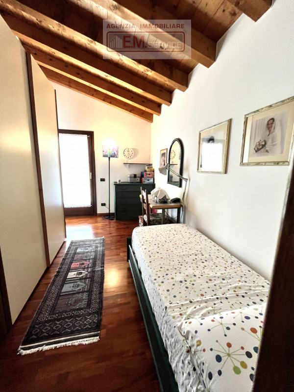 In tranquillo quartiere residenziale caratterizzato da strada chiusa e comodo a tutti i servizi d...