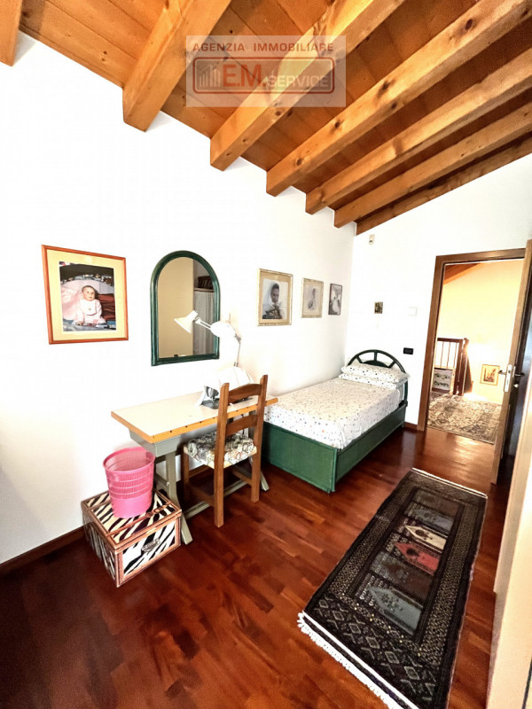 In tranquillo quartiere residenziale caratterizzato da strada chiusa e comodo a tutti i servizi d...