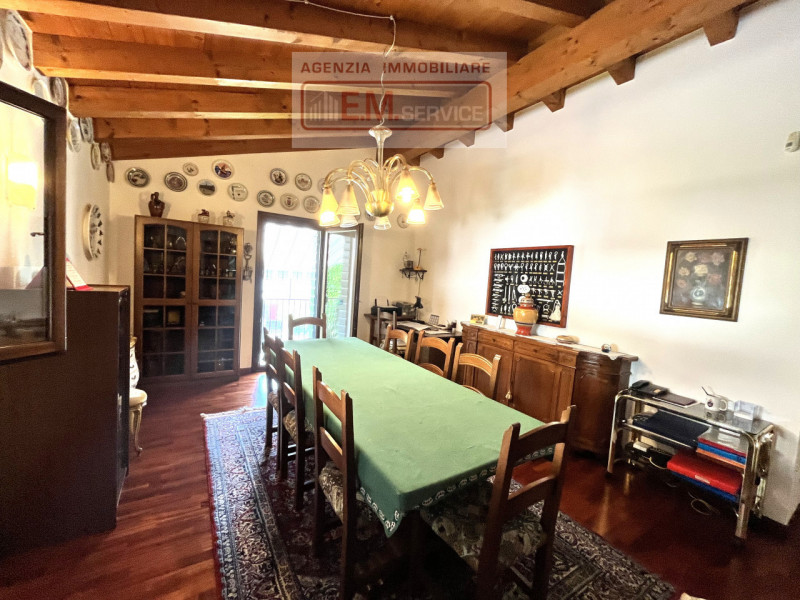 In tranquillo quartiere residenziale caratterizzato da strada chiusa e comodo a tutti i servizi d...