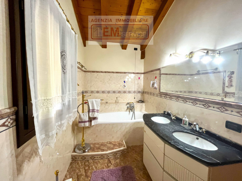 In tranquillo quartiere residenziale caratterizzato da strada chiusa e comodo a tutti i servizi d...