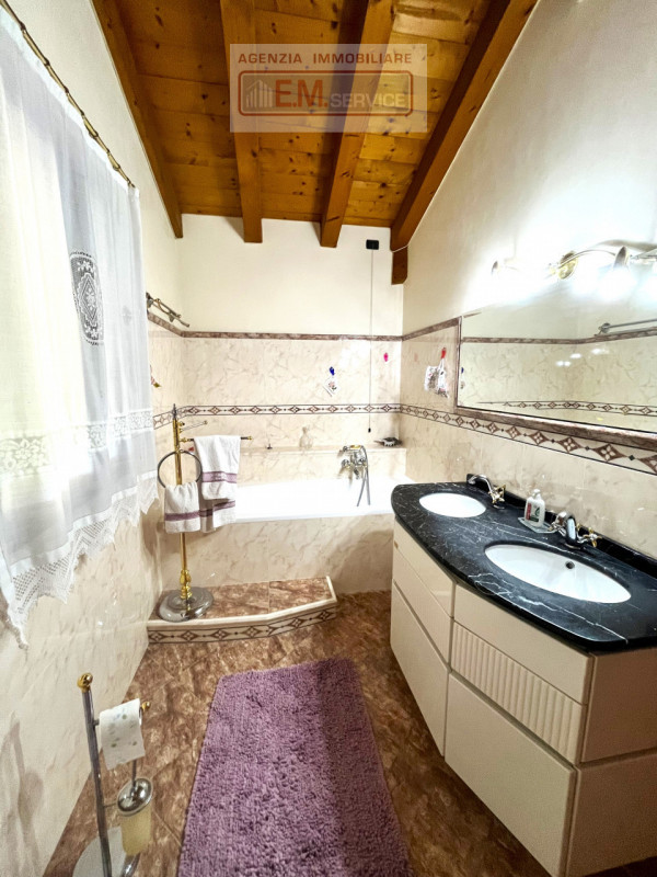 In tranquillo quartiere residenziale caratterizzato da strada chiusa e comodo a tutti i servizi d...