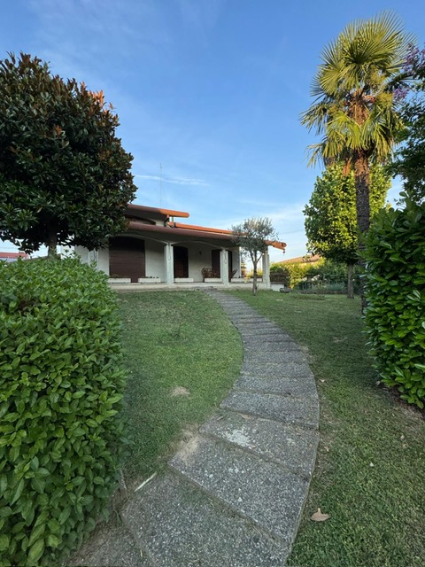 San Pietro di Stra vendesi casa singola degli anni 70 in discreto stato abitativo con giardino di...