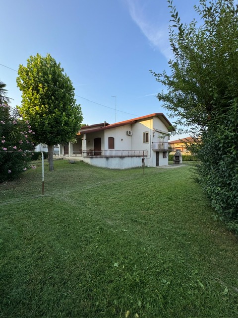 San Pietro di Stra vendesi casa singola degli anni 70 in discreto stato abitativo con giardino di...