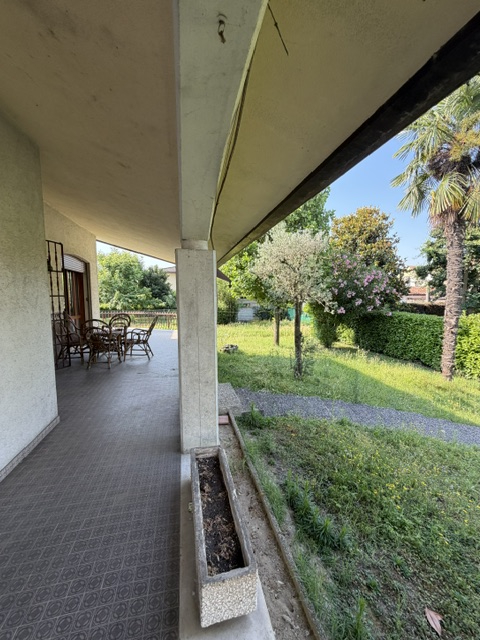 San Pietro di Stra vendesi casa singola degli anni 70 in discreto stato abitativo con giardino di...