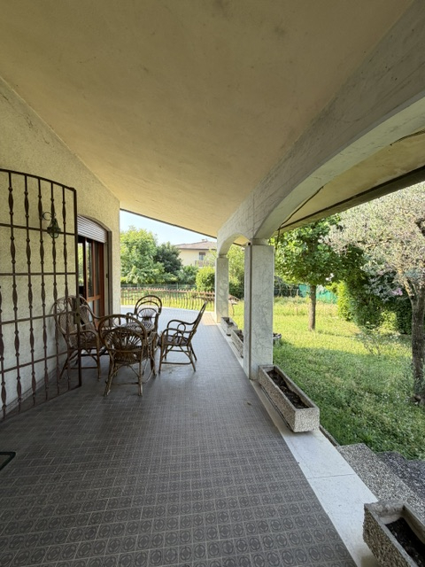 San Pietro di Stra vendesi casa singola degli anni 70 in discreto stato abitativo con giardino di...