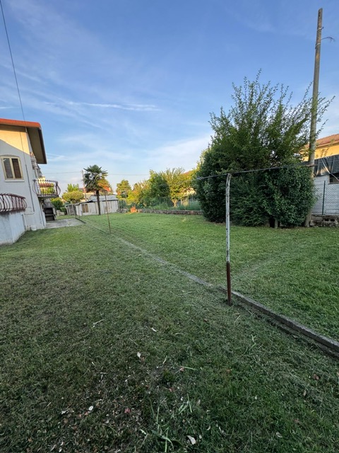 San Pietro di Stra vendesi casa singola degli anni 70 in discreto stato abitativo con giardino di...