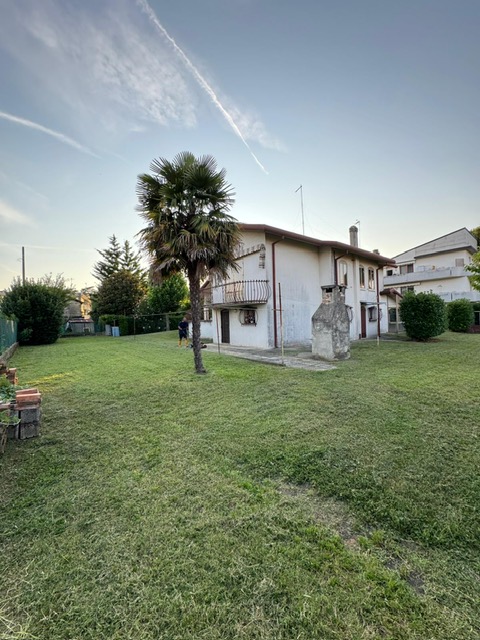 San Pietro di Stra vendesi casa singola degli anni 70 in discreto stato abitativo con giardino di...