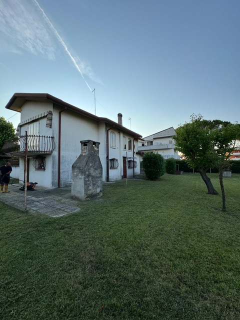San Pietro di Stra vendesi casa singola degli anni 70 in discreto stato abitativo con giardino di...