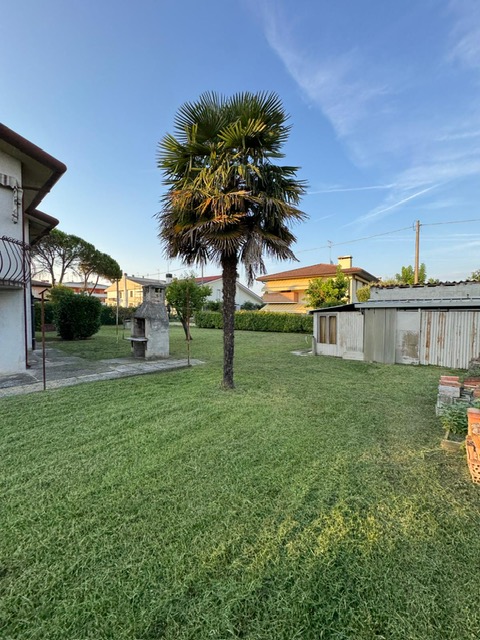 San Pietro di Stra vendesi casa singola degli anni 70 in discreto stato abitativo con giardino di...