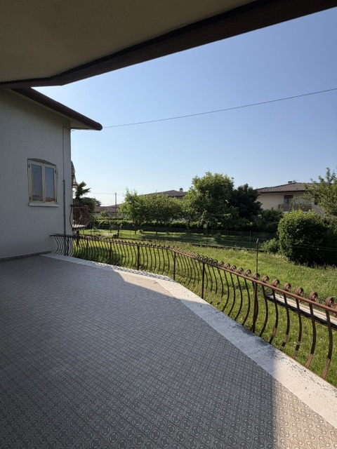 San Pietro di Stra vendesi casa singola degli anni 70 in discreto stato abitativo con giardino di...