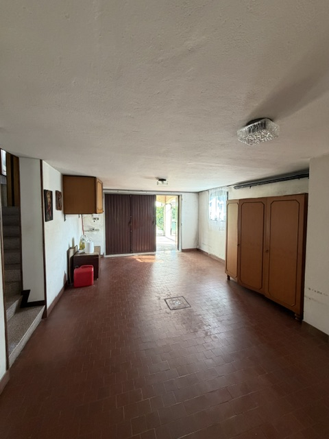 San Pietro di Stra vendesi casa singola degli anni 70 in discreto stato abitativo con giardino di...