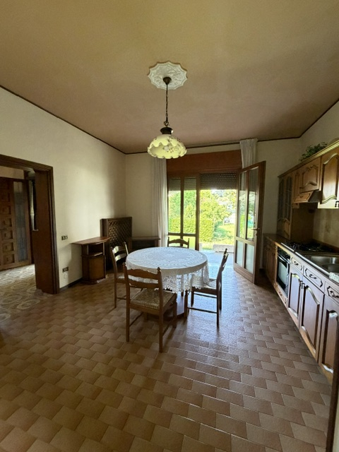 San Pietro di Stra vendesi casa singola degli anni 70 in discreto stato abitativo con giardino di...