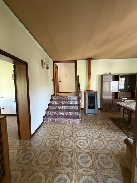 San Pietro di Stra vendesi casa singola degli anni 70 in discreto stato abitativo con giardino di...