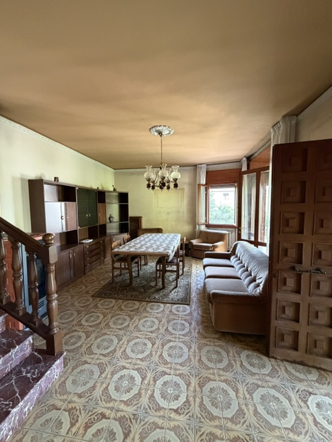 San Pietro di Stra vendesi casa singola degli anni 70 in discreto stato abitativo con giardino di...