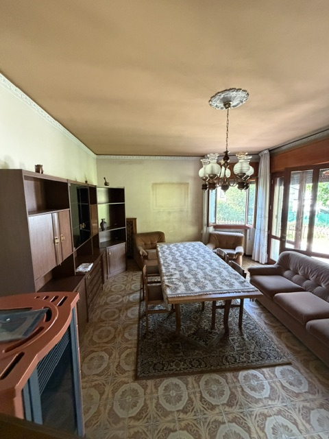 San Pietro di Stra vendesi casa singola degli anni 70 in discreto stato abitativo con giardino di...