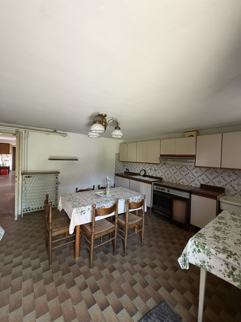 San Pietro di Stra vendesi casa singola degli anni 70 in discreto stato abitativo con giardino di...