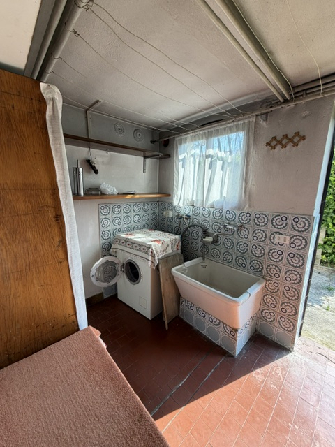 San Pietro di Stra vendesi casa singola degli anni 70 in discreto stato abitativo con giardino di...