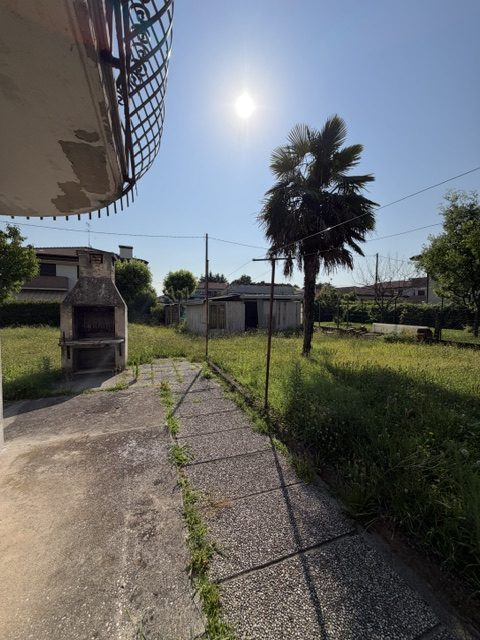 San Pietro di Stra vendesi casa singola degli anni 70 in discreto stato abitativo con giardino di...