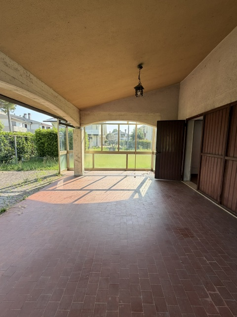 San Pietro di Stra vendesi casa singola degli anni 70 in discreto stato abitativo con giardino di...