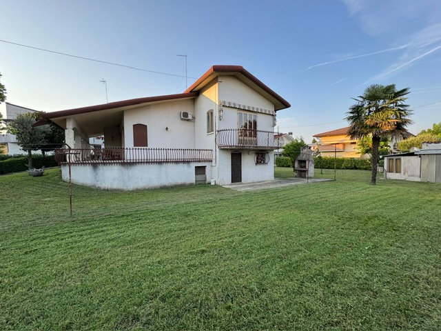San Pietro di Stra vendesi casa singola degli anni 70 in discreto stato abitativo con giardino di...