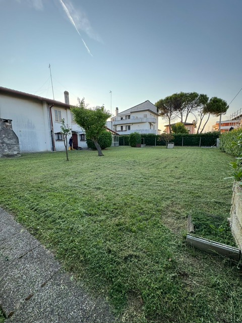 San Pietro di Stra vendesi casa singola degli anni 70 in discreto stato abitativo con giardino di...