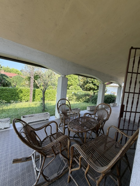 San Pietro di Stra vendesi casa singola degli anni 70 in discreto stato abitativo con giardino di...
