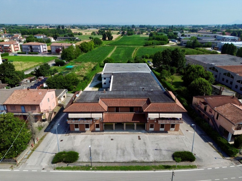 COMPOSIZIONE:
Proponiamo in vendita compendio immobiliare composto da locale commerciale al piano...
