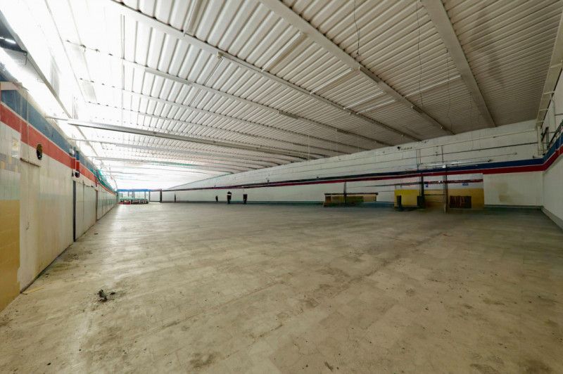 COMPOSIZIONE:
Proponiamo in vendita compendio immobiliare composto da locale commerciale al piano...