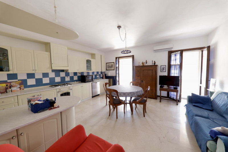 COMPOSIZIONE:
Proponiamo in vendita compendio immobiliare composto da locale commerciale al piano...