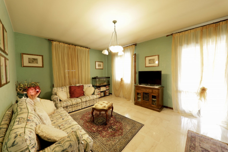 COMPOSIZIONE:
Proponiamo in vendita compendio immobiliare composto da locale commerciale al piano...