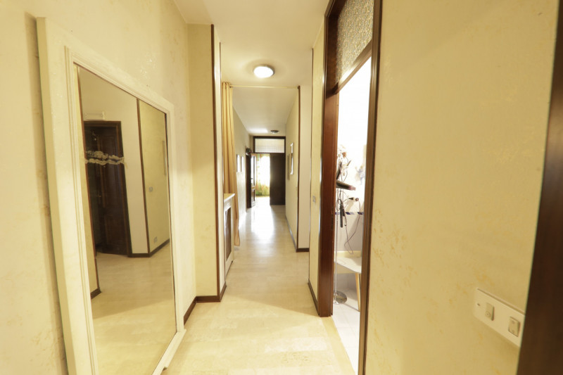 COMPOSIZIONE:
Proponiamo in vendita compendio immobiliare composto da locale commerciale al piano...