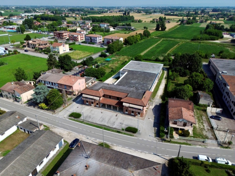 COMPOSIZIONE:
Proponiamo in vendita compendio immobiliare composto da locale commerciale al piano...