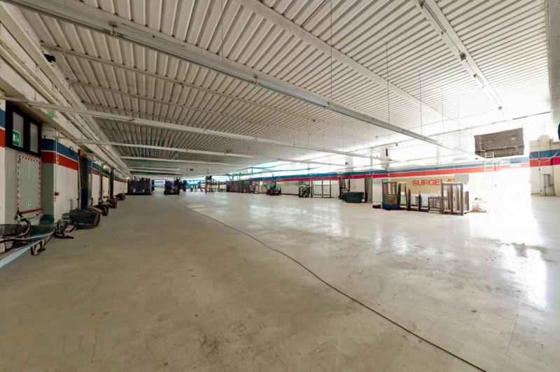 COMPOSIZIONE:
Proponiamo in vendita compendio immobiliare composto da locale commerciale al piano...