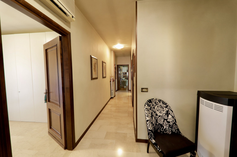 COMPOSIZIONE:
Proponiamo in vendita compendio immobiliare composto da locale commerciale al piano...