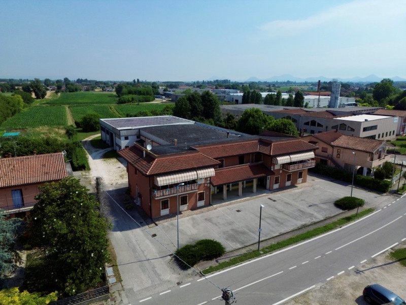 COMPOSIZIONE:
Proponiamo in vendita compendio immobiliare composto da locale commerciale al piano...