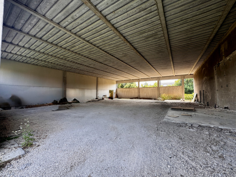 COMPOSIZIONE:
Proponiamo in vendita compendio immobiliare composto da locale commerciale al piano...