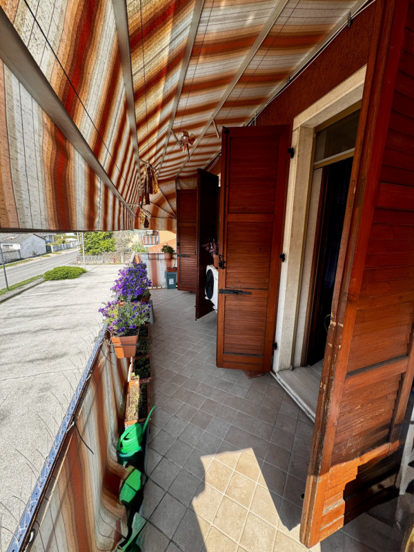 COMPOSIZIONE:
Proponiamo in vendita compendio immobiliare composto da locale commerciale al piano...