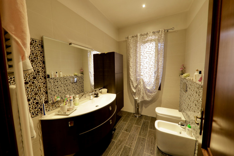 COMPOSIZIONE:
Proponiamo in vendita compendio immobiliare composto da locale commerciale al piano...