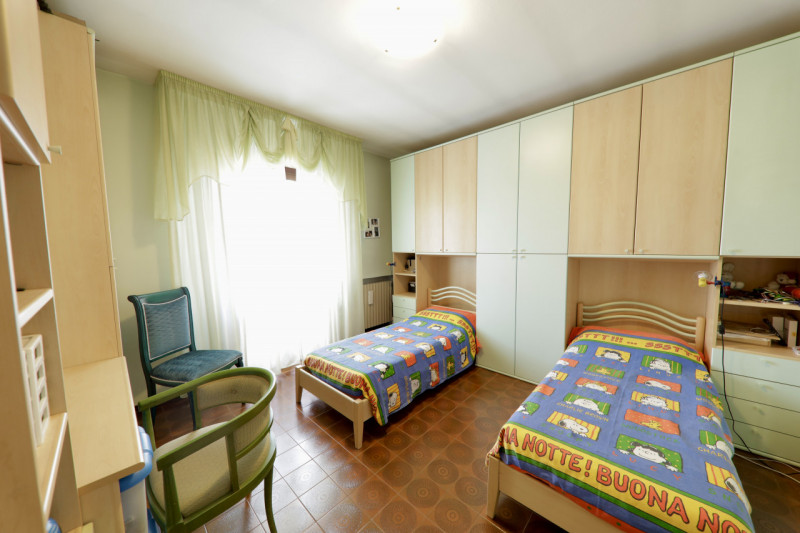 COMPOSIZIONE:
Proponiamo in vendita compendio immobiliare composto da locale commerciale al piano...