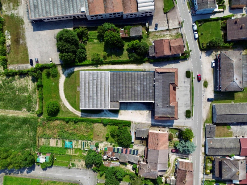 COMPOSIZIONE:
Proponiamo in vendita compendio immobiliare composto da locale commerciale al piano...