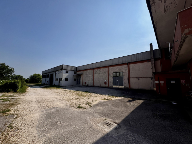 COMPOSIZIONE:
Proponiamo in vendita compendio immobiliare composto da locale commerciale al piano...